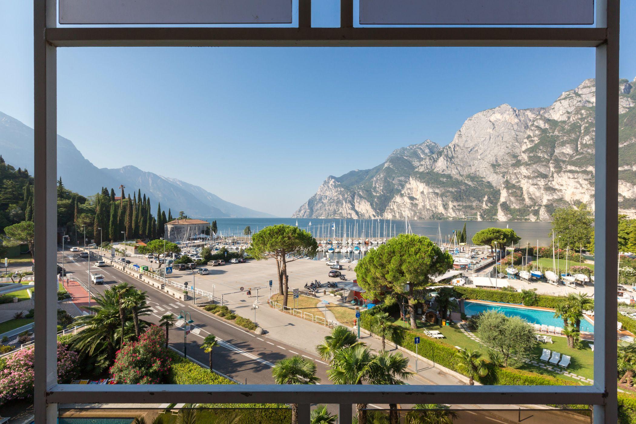 Hotel Front Mirage